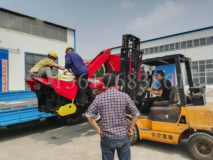 安徽滁州玉米收割機客戶來廠提貨
